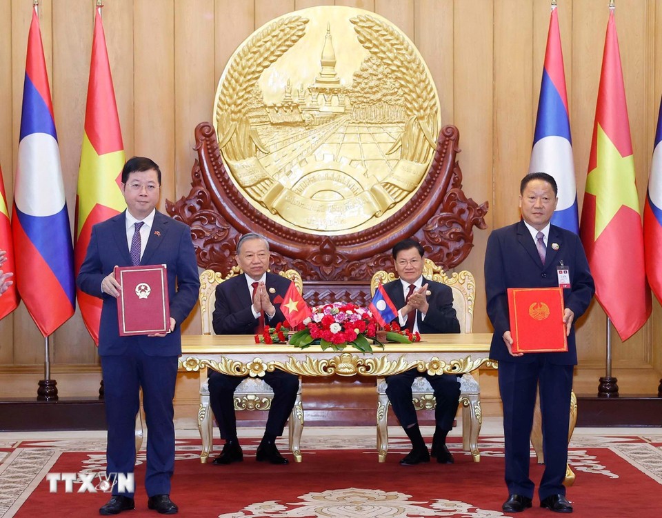 Tổng Bí thư Tô Lâm và Tổng Bí thư, Chủ tịch nước Lào chứng kiến Lễ trao các văn kiện hợp tác