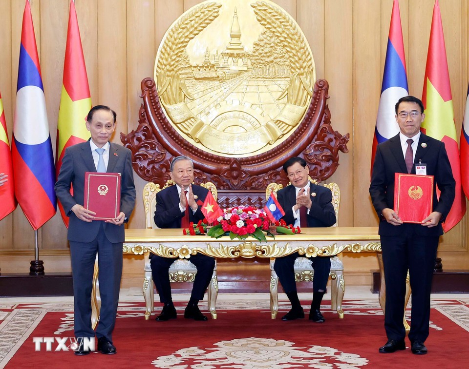 Tổng Bí thư Tô Lâm và Tổng Bí thư, Chủ tịch nước Lào chứng kiến Lễ trao các văn kiện hợp tác