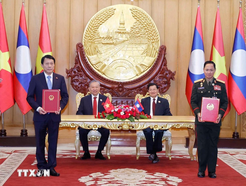 Tổng Bí thư Tô Lâm và Tổng Bí thư, Chủ tịch nước Lào chứng kiến Lễ trao các văn kiện hợp tác