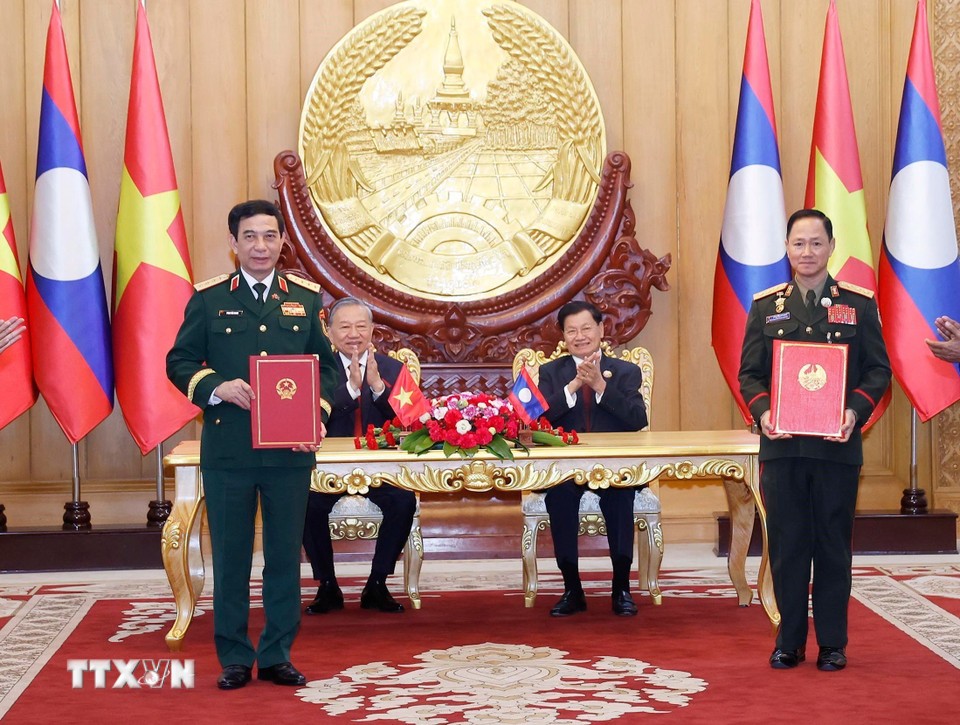 Tổng Bí thư Tô Lâm và Tổng Bí thư, Chủ tịch nước Lào chứng kiến Lễ trao các văn kiện hợp tác