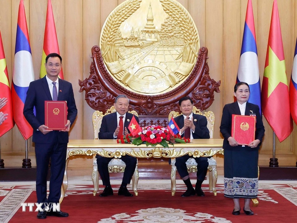 Tổng Bí thư Tô Lâm và Tổng Bí thư, Chủ tịch nước Lào chứng kiến Lễ trao các văn kiện hợp tác