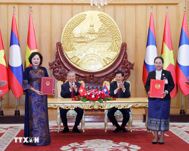 Tổng Bí thư Tô Lâm và Tổng Bí thư, Chủ tịch nước Lào chứng kiến Lễ trao các văn kiện hợp tác