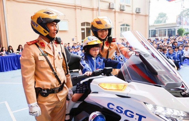Những chiến sĩ áo vàng gieo mầm văn hóa giao thông cho học sinh Thủ đô