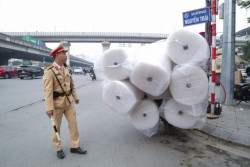 Xử phạt nhiều trường hợp chở hàng cồng kềnh, mất an toàn giao thông