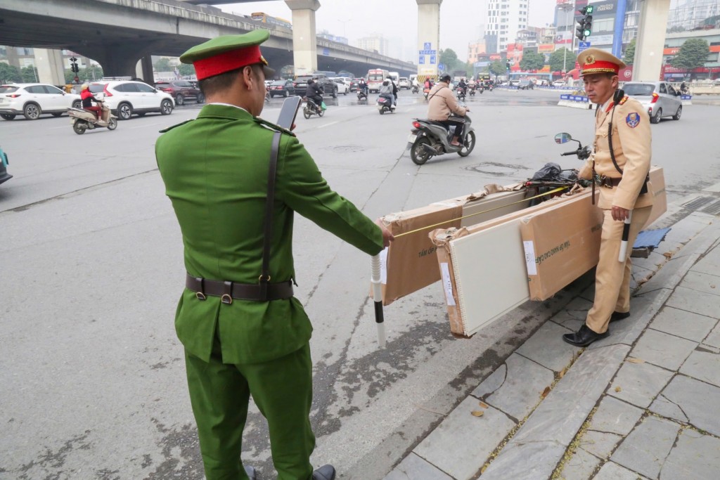 Lực lượng CSGT phối hợp với Công an phường Phương Liệt kiểm tra, xử lý người điều khiển xe máy chở hàng hoá gây mất an toàn giao thông Lực lượng CSGT phối hợp với Công an phường Phương Liệt kiểm tra, xử lý người điều khiển xe máy chở hàng hoá gây mất an toàn giao thông