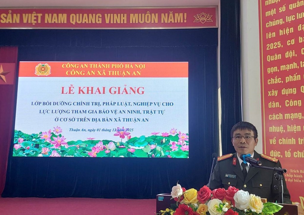 Thượng tá Nguyễn Song Toàn, Phó Trưởng phòng Tham mưu phát biểu khai mạc lễ khai giảng tại trụ sở Công an xã Thuận An Thượng tá Nguyễn Song Toàn, Phó Trưởng phòng Tham mưu phát biểu khai mạc lễ khai giảng tại trụ sở Công an xã Thuận An