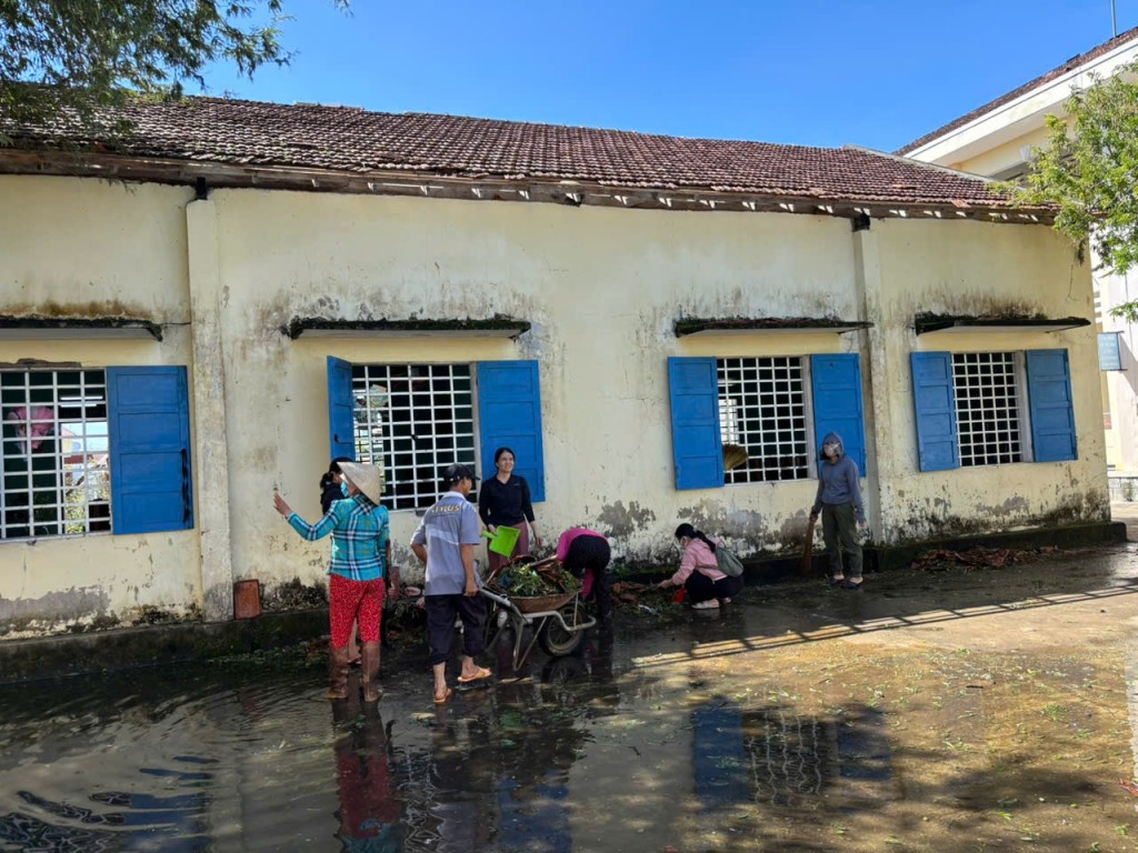 Khuôn viên Trường Tiểu học số 2 Cát Trinh sau bão lũ, nhiều hạng mục còn lưu lại dấu vết ngập nước và gió lớn, ảnh hưởng đến hoạt động dạy và học