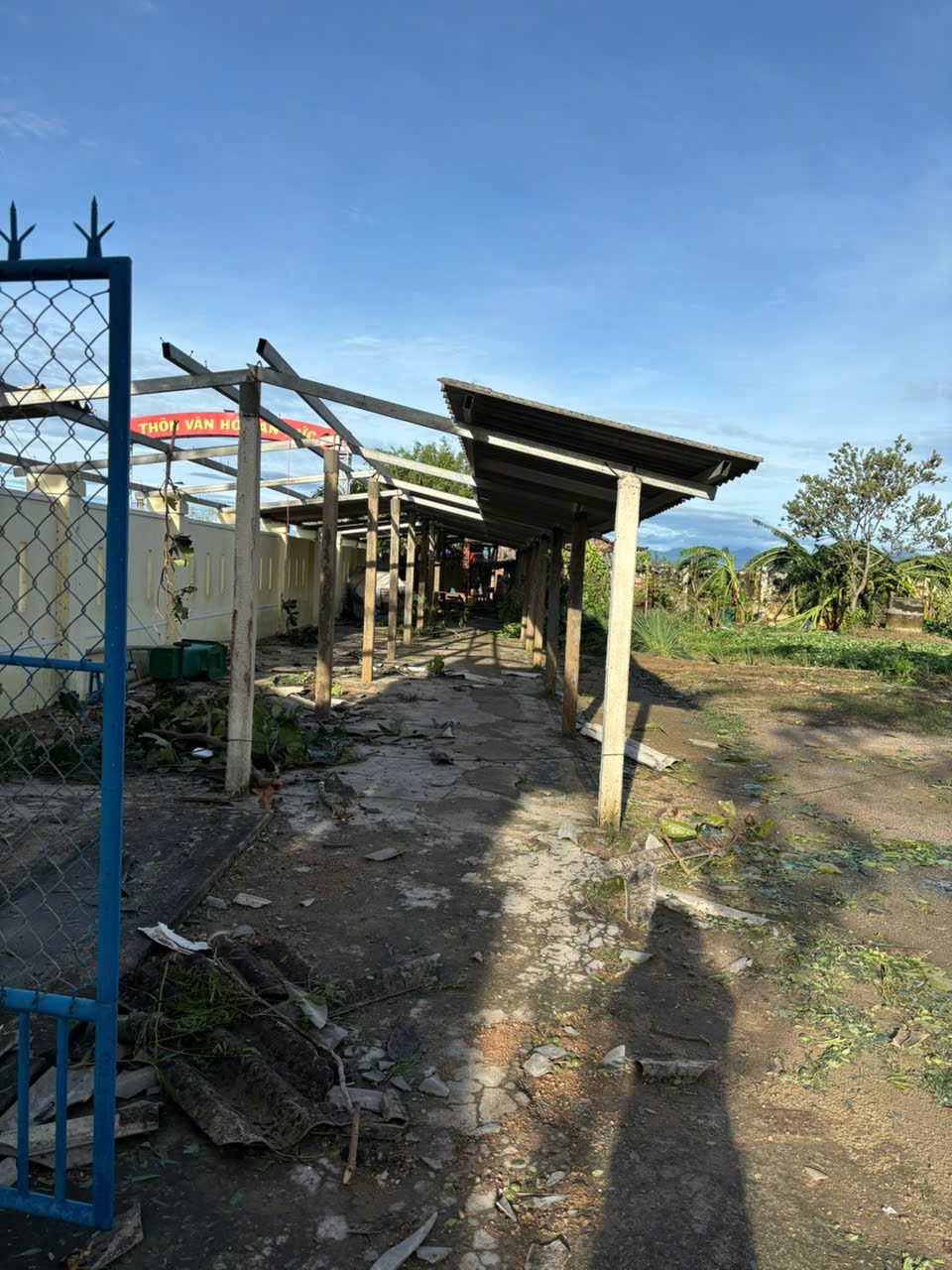 Lối đi có mái che bị gió bão đánh sập, vật liệu vỡ ngổn ngang 