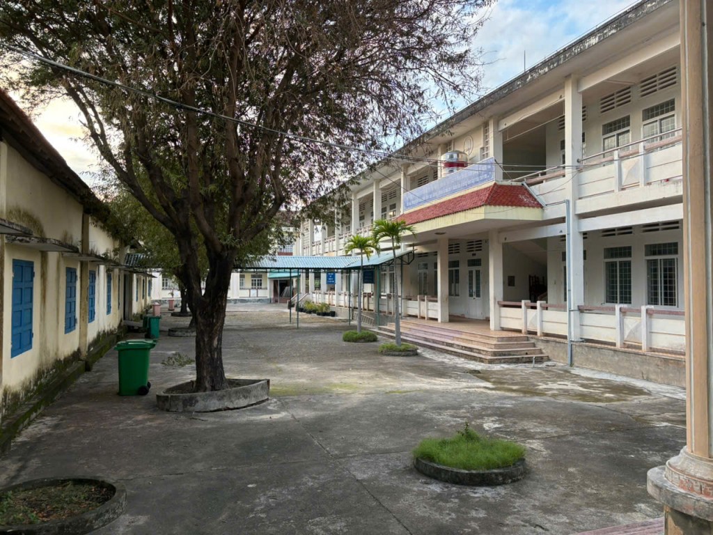  Giáo viên và phụ huynh cùng dọn vệ sinh lớp học cũ sau khi nước rút 