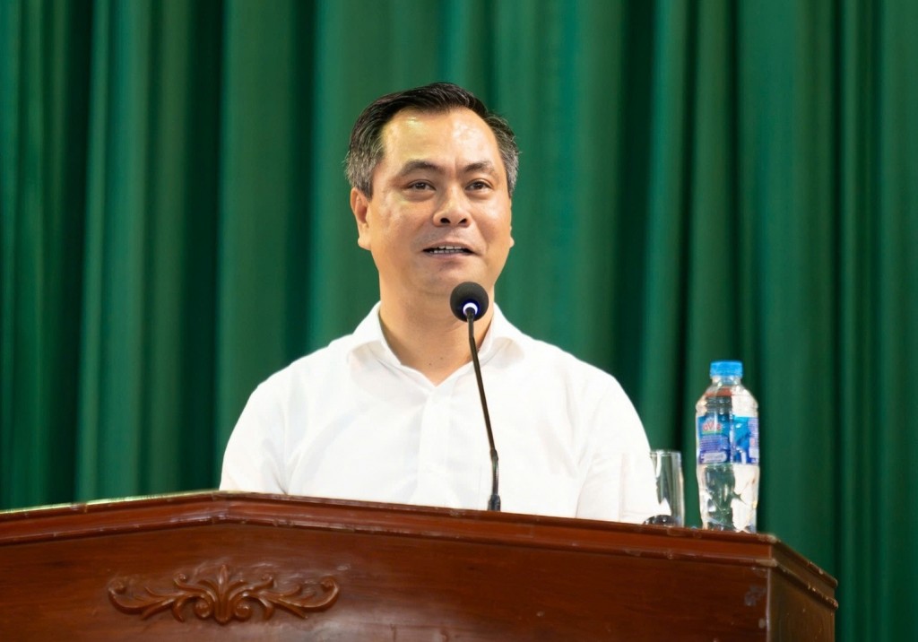 Hiệu trưởng Trường Cao đẳng Du lịch Hà Nội Phạm Văn Long đối thoại với sinh viên về việc chi trả tiền tập luyện A80. Ảnh: Lê Vượng.