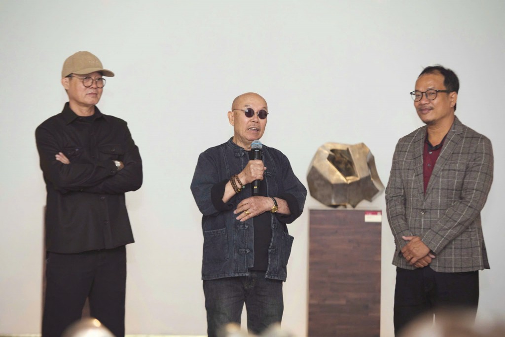 Họa sĩ Thành Chương đánh giá cao sự bứt phá và mới mẻ của Đinh Phong Họa sĩ Thành Chương đánh giá cao sự bứt phá và mới mẻ của Đinh Phong