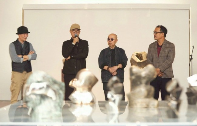 Nghệ sĩ Đinh Phong "thức tỉnh" kim loại, tinh tế và giàu cảm xúc