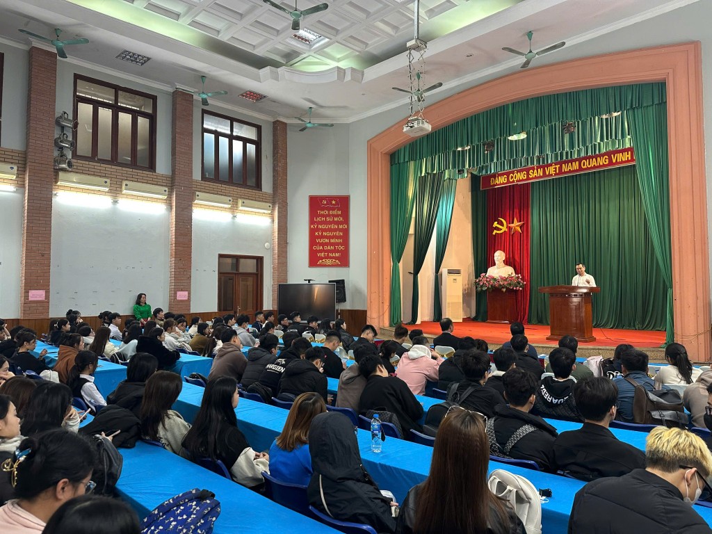 Quang cảnh lãnh đạo Trường Cao đẳng Du lịch Hà Nội đối thoại với sinh viên