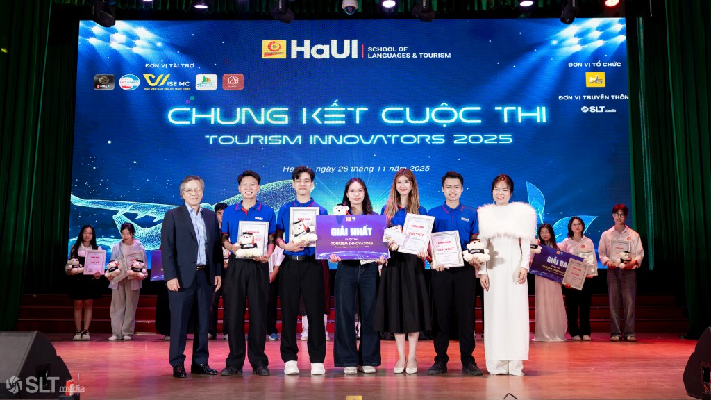 Ban Tổ chức trao giải tới các đội xuất sắc