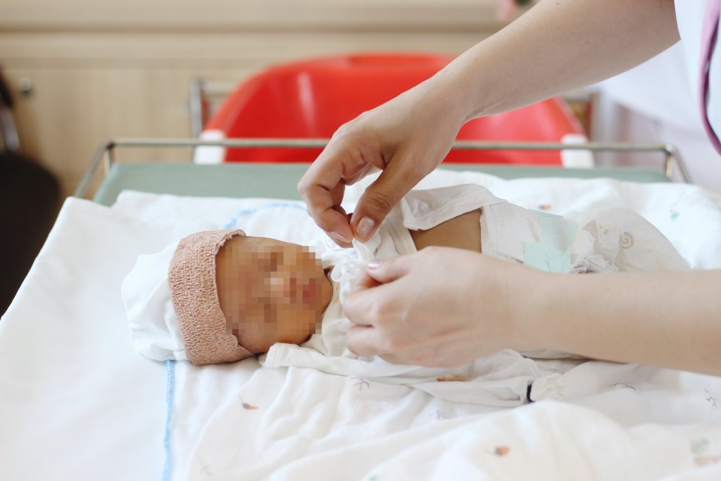 Bé trai sinh non trong ngày xuất viện Bé trai sinh non trong ngày xuất viện