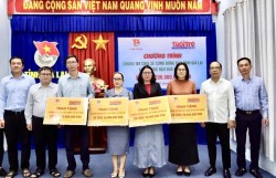 Trao quà, gửi yêu thương đến học sinh vùng lũ Gia Lai