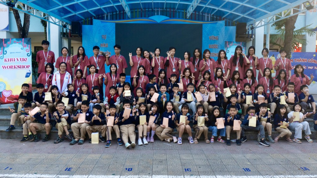 Ban tổ chức chụp ảnh lưu niệm cùng các em học sinh Ban tổ chức chụp ảnh lưu niệm cùng các em học sinh