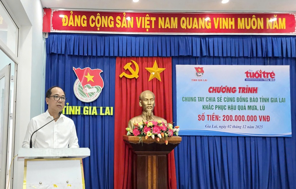 Nhà báo Nguyễn Mạnh Hưng chia sr tại chương trình Nhà báo Nguyễn Mạnh Hưng chia sr tại chương trình