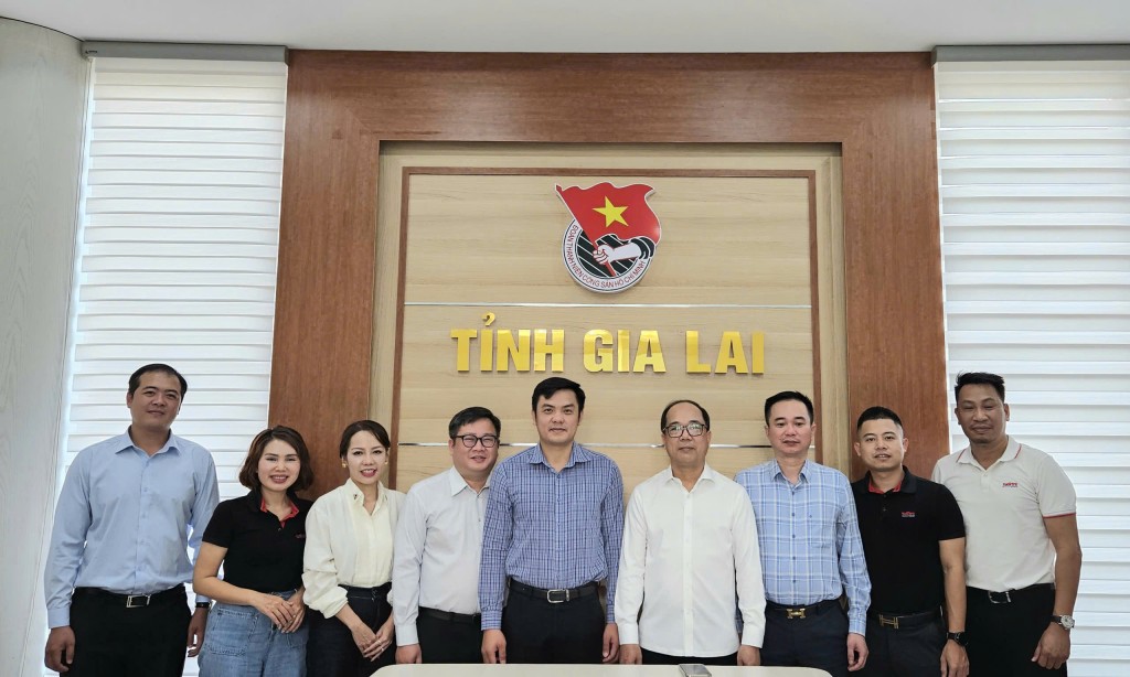 Đoàn công tác của Báo Tuổi trẻ Thủ đô chụp ảnh lưu niệm với lãnh đạo Tỉnh đoàn Gia Lai Đoàn công tác của Báo Tuổi trẻ Thủ đô chụp ảnh lưu niệm với lãnh đạo Tỉnh đoàn Gia Lai