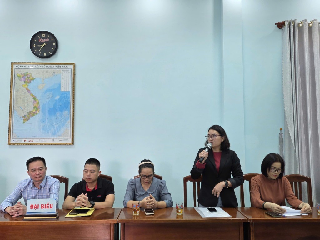 Cô Nguyễn Thị Khánh Hà, Hiệu trưởng Trường Tiểu học Số 1 Cát Trinh cảm ơn Báo Tuổi trẻ Thủ đô và các nhà tài trợ đã chia sẻ với Nhà trường và học sinh trong lúc khó khăn Cô Nguyễn Thị Khánh Hà, Hiệu trưởng Trường Tiểu học Số 1 Cát Trinh cảm ơn Báo Tuổi trẻ Thủ đô và các nhà tài trợ đã chia sẻ với Nhà trường và học sinh trong lúc khó khăn