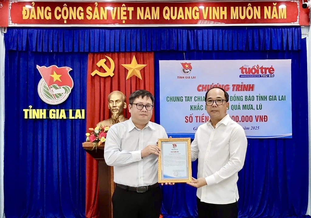 Đồng chí Nguyễn Chí Hiếu, Phó Bí thư Tỉnh đoàn, Chủ tịch Hội đồng Đội tỉnh Gia Lai, trao thư cảm ơn tới Báo Tuổi trẻ Thủ đô Đồng chí Nguyễn Chí Hiếu, Phó Bí thư Tỉnh đoàn, Chủ tịch Hội đồng Đội tỉnh Gia Lai, trao thư cảm ơn tới Báo Tuổi trẻ Thủ đô