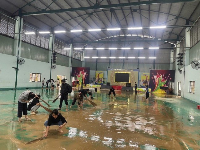 Những mái trường sau bão: khoảng lặng giữa những vệt bùn