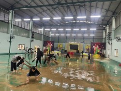 Những mái trường sau bão: khoảng lặng giữa những vệt bùn