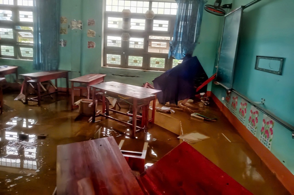 Từng phiến ngói bị tốc, từng cánh cửa sổ vỡ, từng chiếc bàn ghế cong vênh… trở thành minh chứng cho sức tàn phá khốc liệt mà cơn lũ để lại. Từng phiến ngói bị tốc, từng cánh cửa sổ vỡ, từng chiếc bàn ghế cong vênh… trở thành minh chứng cho sức tàn phá khốc liệt mà cơn lũ để lại.