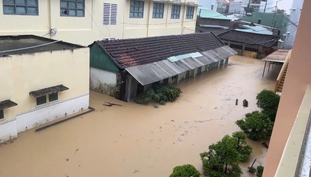 Ở trường THPT số 1 Tuy Phước, cảnh tượng những ngày sau lũ cũng không kém phần hoang tàn. Ở trường THPT số 1 Tuy Phước, cảnh tượng những ngày sau lũ cũng không kém phần hoang tàn.