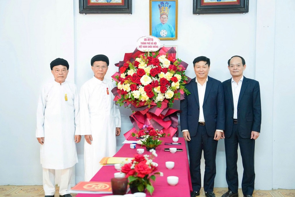 Lãnh đạo Ủy ban MTTQ TP chúc mừng Thánh thất Cao Đài Thủ đô