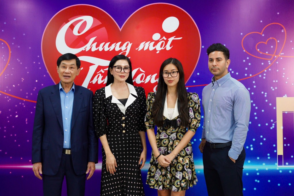 Gia đình tỷ phú Johnathan Hạnh Nguyễn ủng hộ 10 tỷ đồng giúp miền Trung sau bão lũ