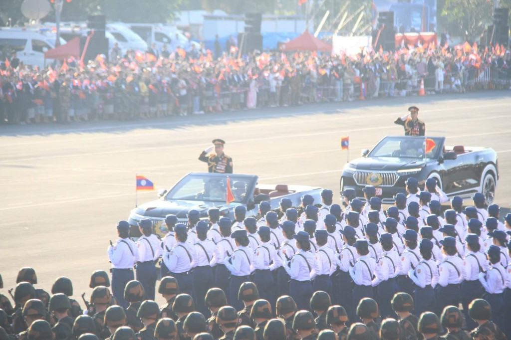 Mọi chi tiết trên xe được tinh chỉnh để đảm bảo an toàn và tính trang nghiêm cho lễ diễu binh, diễu hành. Ảnh: Sonemanyla Vilaiphone.