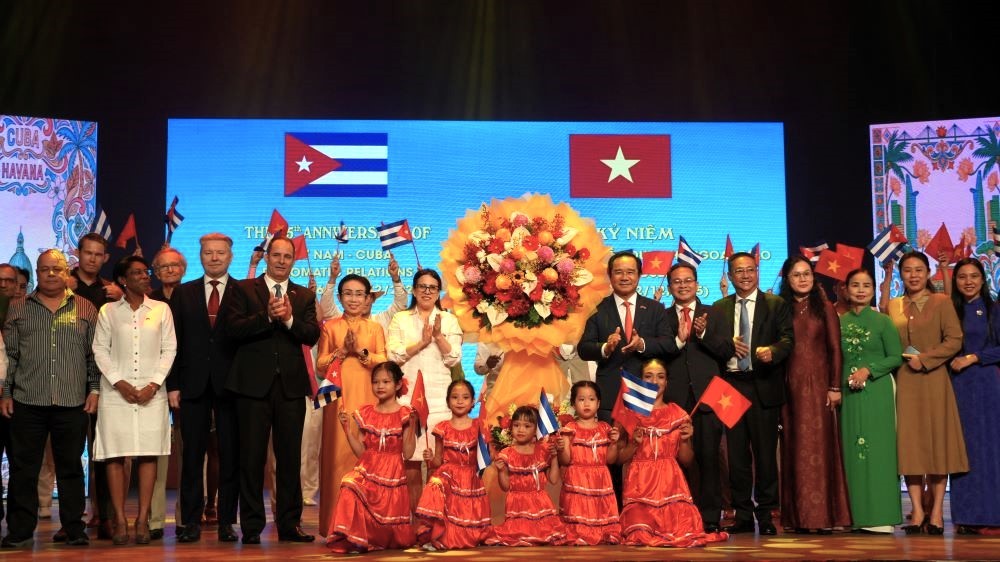 Lãnh đạo và các đại biểu chụp ảnh lưu niệm 