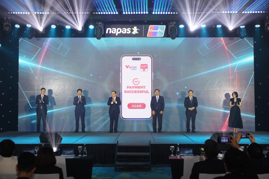 Các đại biểu thực hiện nghi thức công bố kết nối nối thanh toán bán lẻ song phương qua mã QR giữa Việt Nam - Trung Quốc 3