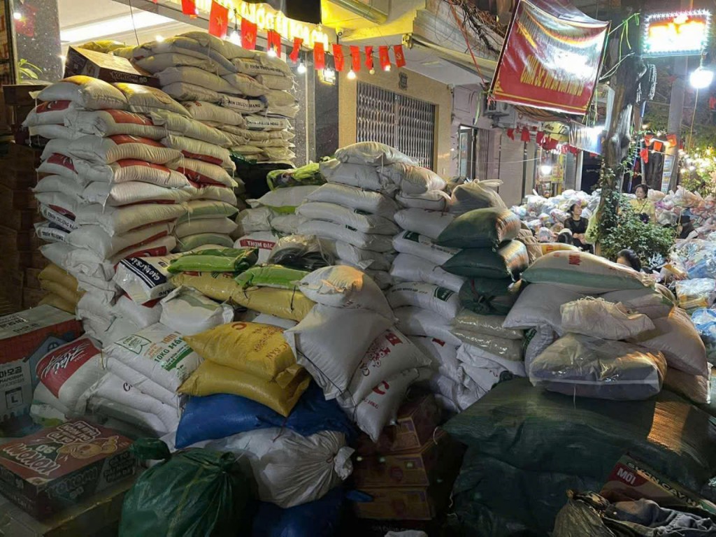 Hàng chục tấn gạo và nhu yếu phẩm do người dân Hải Phòng quyên góp được tập kết trong đêm, chuẩn bị vận chuyển đến hỗ trợ đồng bào vùng lũ