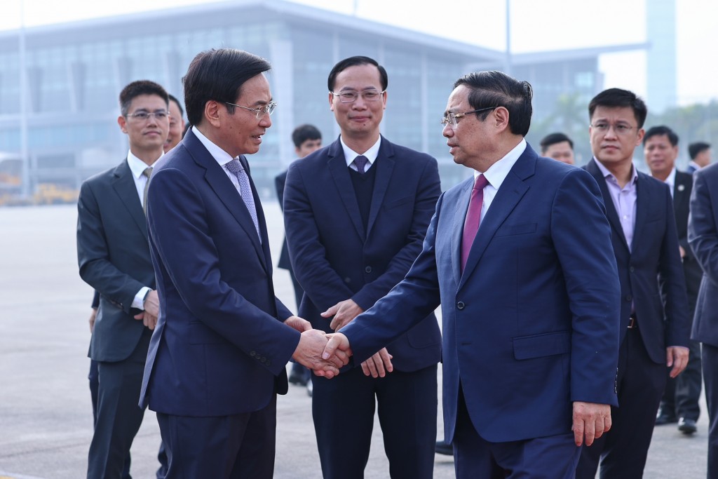 Bộ trưởng, Chủ nhiệm Văn phòng Chính phủ Trần Văn Sơn tiễn Thủ tướng tại sân bay - Ảnh: VGP/Nhật Bắc Bộ trưởng, Chủ nhiệm Văn phòng Chính phủ Trần Văn Sơn tiễn Thủ tướng tại sân bay - Ảnh: VGP/Nhật Bắc