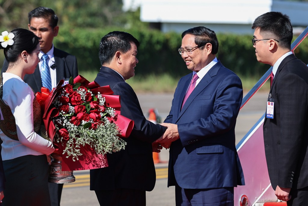 Lễ đón Thủ tướng Chính phủ Phạm Minh Chính tại sân bay quốc tế Wattay, Thủ đô Vientiane - Ảnh: VGP/Nhật Bắc Lễ đón Thủ tướng Chính phủ Phạm Minh Chính tại sân bay quốc tế Wattay, Thủ đô Vientiane - Ảnh: VGP/Nhật Bắc