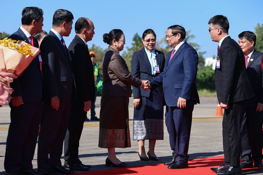 Lễ đón Thủ tướng Chính phủ Phạm Minh Chính tại sân bay quốc tế Wattay, Thủ đô Vientiane - Ảnh: VGP/Nhật Bắc Lễ đón Thủ tướng Chính phủ Phạm Minh Chính tại sân bay quốc tế Wattay, Thủ đô Vientiane - Ảnh: VGP/Nhật Bắc