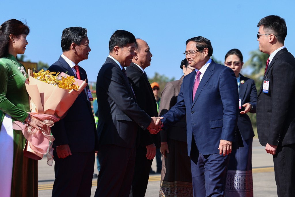 Chuyến công tác của Thủ tướng tới Lào diễn ra trong bối cảnh quan hệ chính trị, lòng tin chiến lược Việt Nam – Lào tiếp tục được củng cố, thắt chặt, khẳng định vai trò nòng cốt, định hướng tổng thể trong quan hệ hai nước - Ảnh: VGP/Nhật Bắc Chuyến công tác của Thủ tướng tới Lào diễn ra trong bối cảnh quan hệ chính trị, lòng tin chiến lược Việt Nam – Lào tiếp tục được củng cố, thắt chặt, khẳng định vai trò nòng cốt, định hướng tổng thể trong quan hệ hai nước - Ảnh: VGP/Nhật Bắc