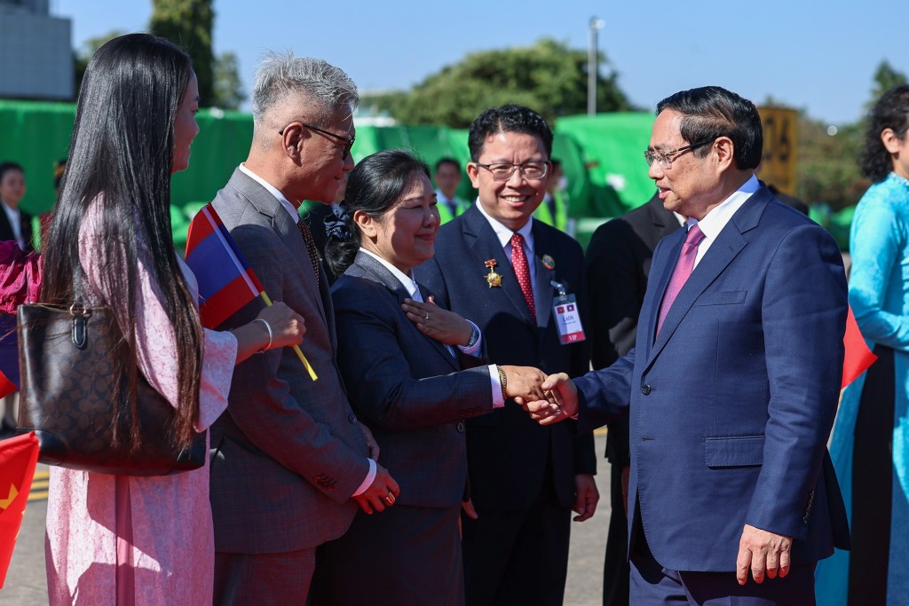 Đại diện các cơ quan Đại diện Việt Nam tại Lào, cán bộ, nhân viên Đại sứ quán, cộng đồng người Việt Nam tại Lào đón Thủ tướng Phạm Minh Chính - Ảnh: VGP/Nhật Bắc Đại diện các cơ quan Đại diện Việt Nam tại Lào, cán bộ, nhân viên Đại sứ quán, cộng đồng người Việt Nam tại Lào đón Thủ tướng Phạm Minh Chính - Ảnh: VGP/Nhật Bắc