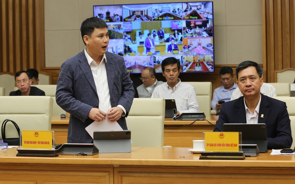 Đại diện Tập đoàn Công nghiệp – Viễn thông Quân đội (Viettel) báo cáo - Ảnh: VGP/Minh Khôi