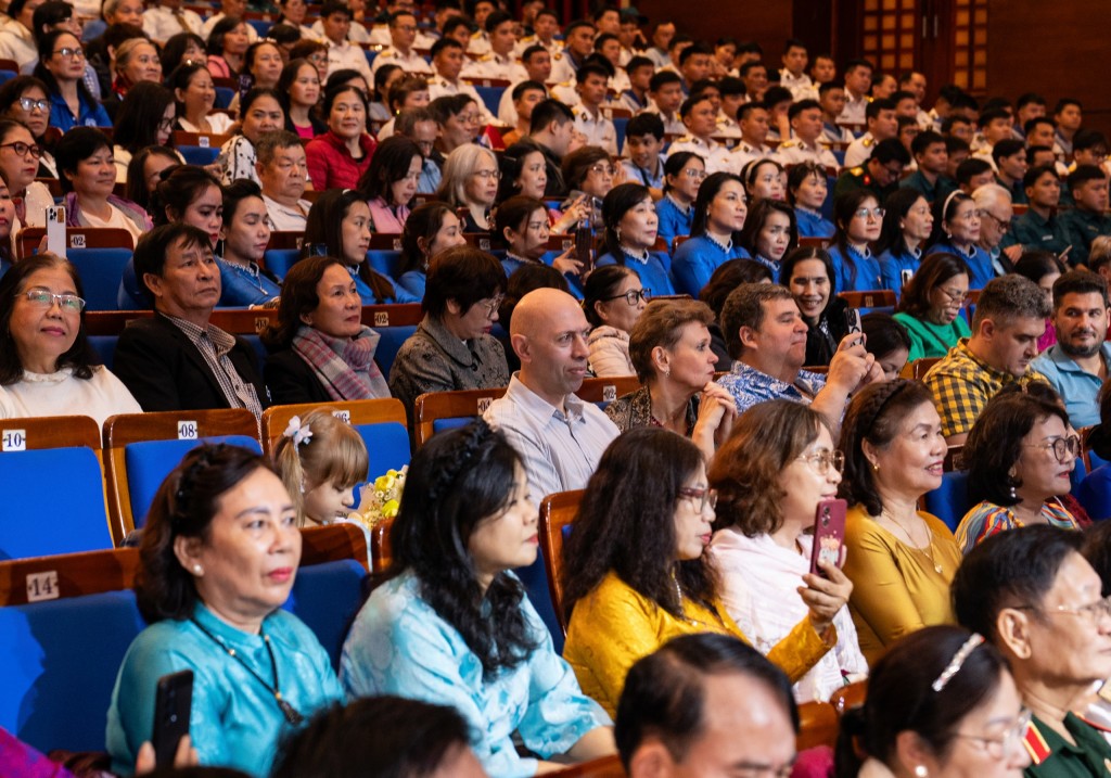 Chương trình giao lưu nghệ thuật mang đậm chất dân tộc đặc trưng của Nga và Việt Nam, thu hút đông đảo Nhân dân hai nước tham dự (Ảnh: Đ.Minh)