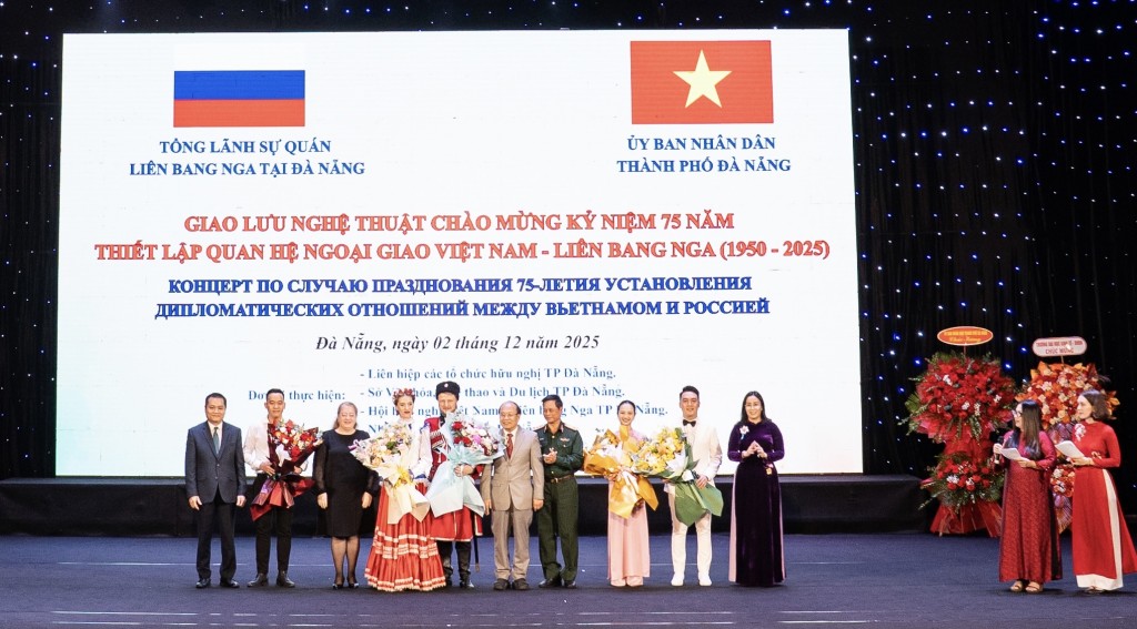 Lãnh đạo UBND thành phố Đà Nẵng tặng hoa chúc mừng các đơn vị tham gia biểu diễn nghệ thuật (Ảnh: Đ.Minh)