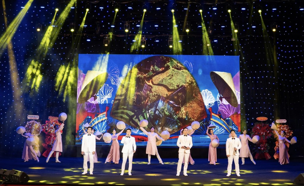 Tiết mục biểu diễn nghệ thuật Việt Nam (Ảnh: Đ.Minh)