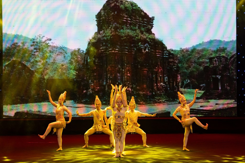 Tái hiện điệu múa Chăm ở đền tháp Mỹ Sơn (Ảnh: Đ.Minh)