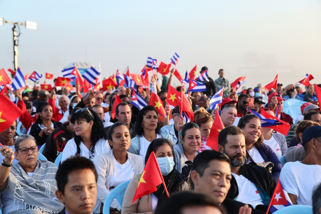 Người dân Cuba tham dự lễ kỷ niệm 65 năm thiết lập quan hệ ngoại giao Việt Nam - Cuba - Ảnh: VGP/Gia Huy