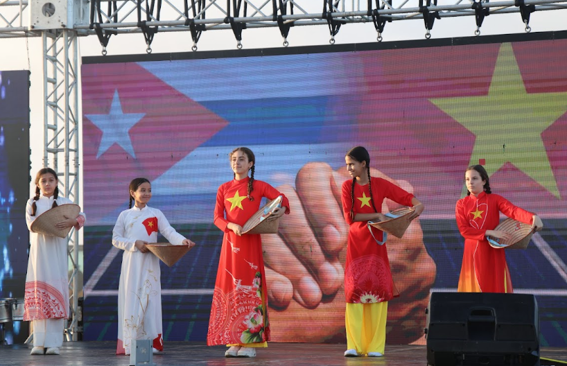 Học sinh trường Tiểu học Võ Thị Thắng, Thủ đô La Habana trong điệu múa của Việt Nam - Ảnh: VGP/Gia Huy