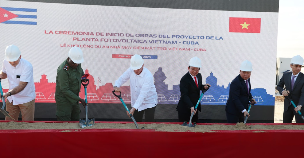 Lãnh đạo hai nước tham dự Lễ Khởi công Dự án nhà máy điện mặt trời - Ảnh: VGP/Gia Huy