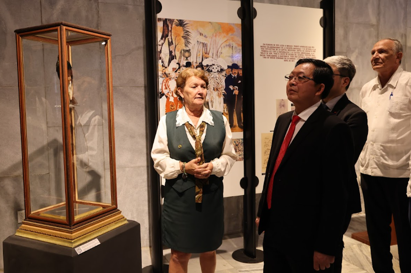 Phó Thủ tướng Hồ Quốc Dũng thăm khu Tưởng niệm Anh hùng dân tộc Cuba José Martí - Ảnh: VGP/Gia Huy