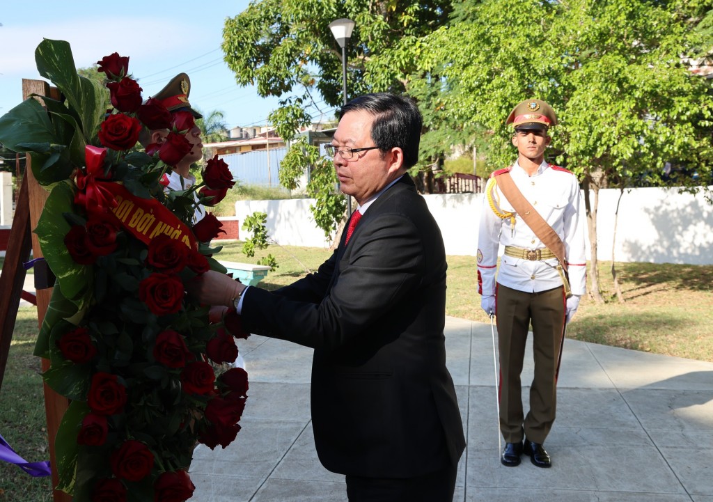 Phó Thủ tướng Hồ Quốc Dũng dâng hoa tưởng niệm Chủ tịch Hồ Chí Minh tại Thủ đô La Habana - Ảnh: VGP/Gia Huy